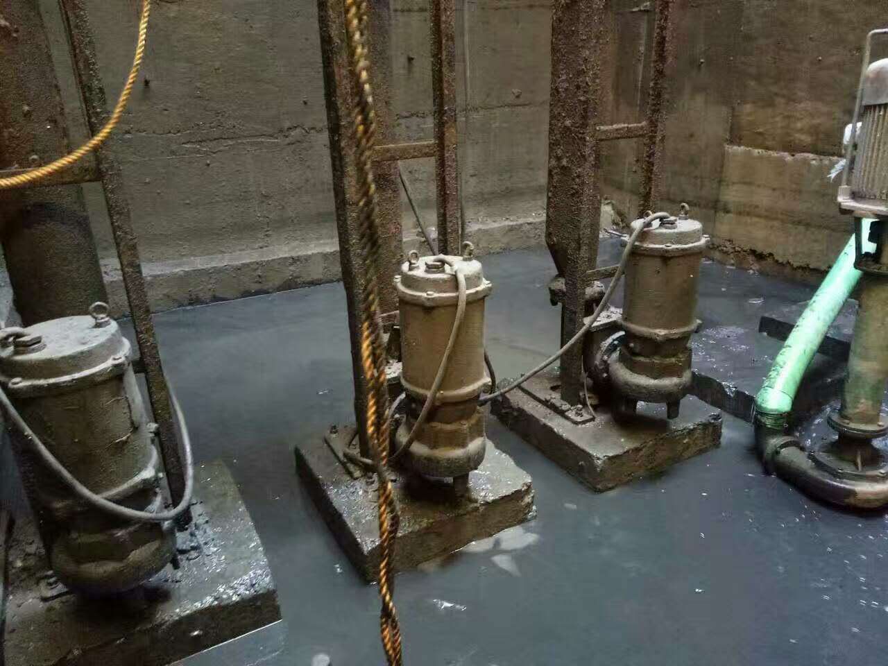 高坪污水池清理