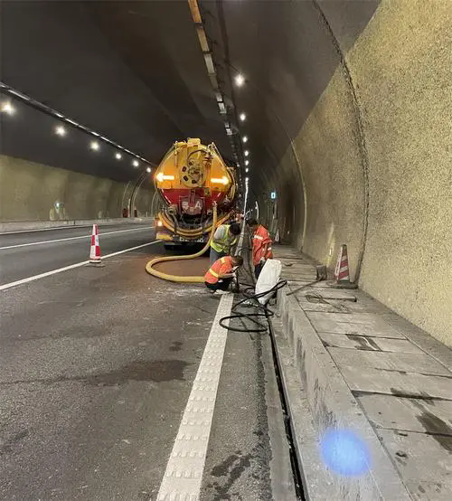 高坪隧道排水渠清淤